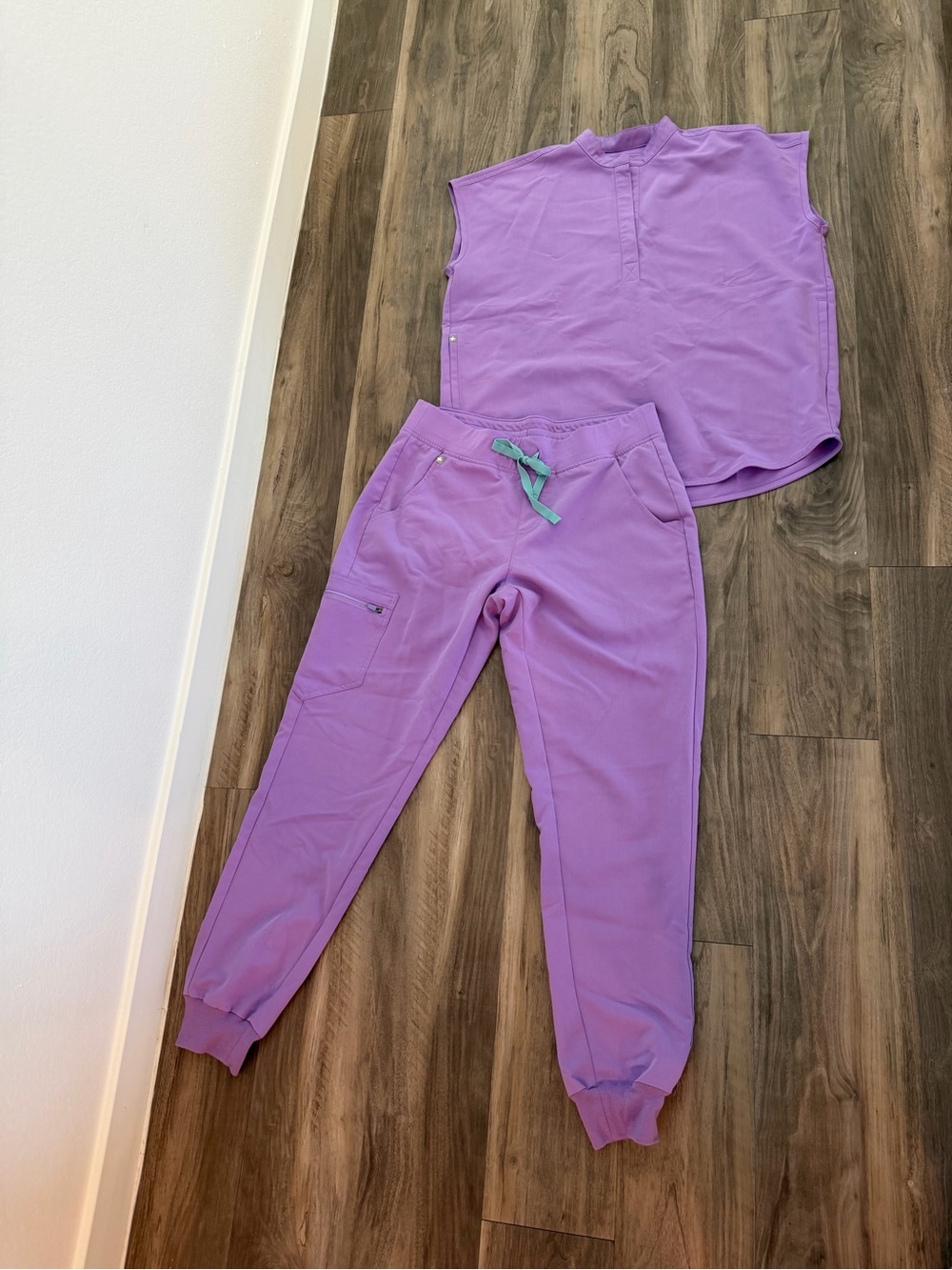 Women’s Figs Scrub Set. Small top, Medium bottoms, worn once